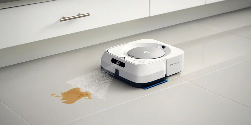 Un robot Roomba m6 limpiando líquido del suelo